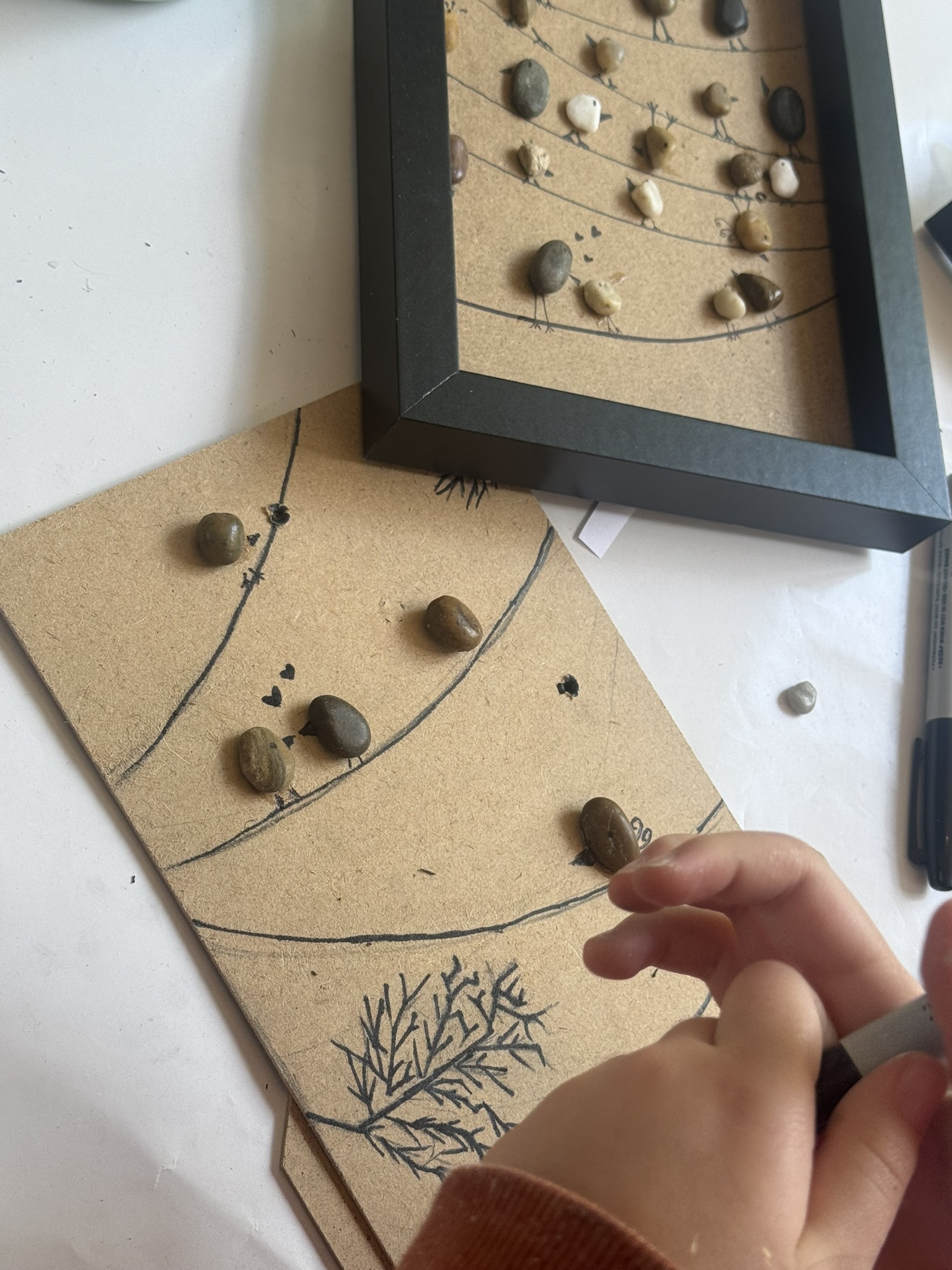 יצירה עם אבנים ועץ — פרויקט קייטנה של ArtyParty